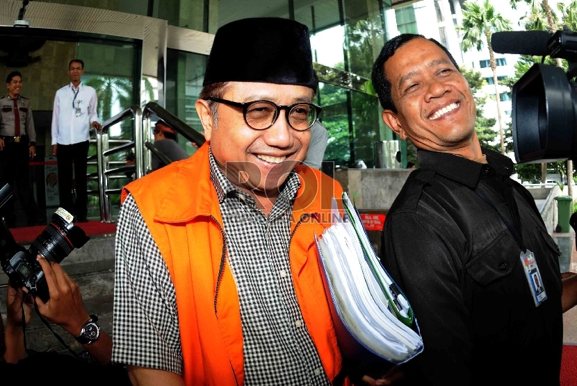 Tersangka korupsi Kementrian ESDM Waryono Karno meninggalkan Gedung Komisi Pemberantasan Korupsi usai diperiksa di Jakarta, Rabu (29/4). (Republika/Agung Supriyanto )
