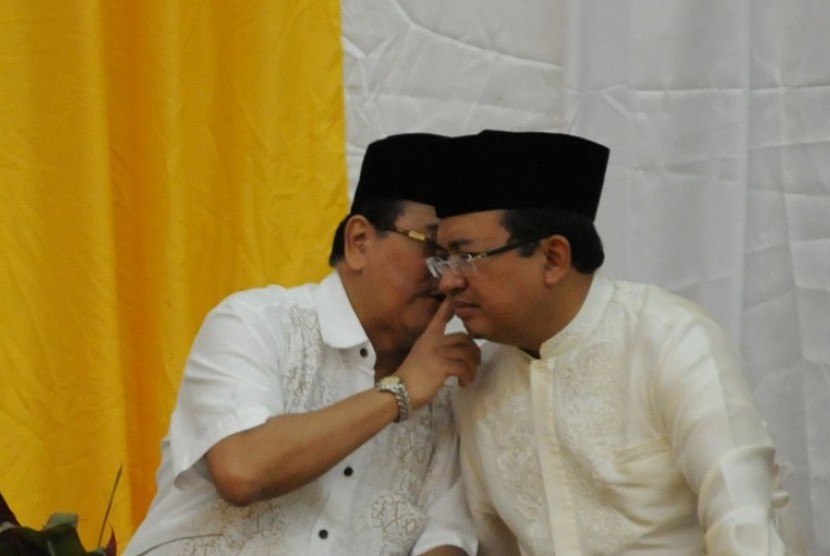 Tersangka korupsi pengadaan Alquran Kementerian Agama, Zulkarnaen Djabar (kiri) dan Wakil Ketua DPR Priyo Budi Santoso (kanan)