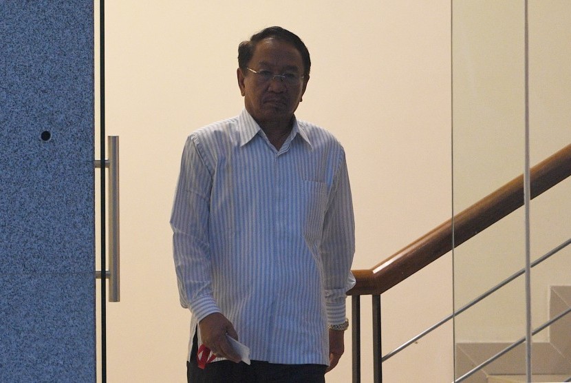 Tersangka mantan Bupati Konawe Utara Aswad Sulaiman meninggalkan gedung KPK usai diperiksa di Jakarta, Selasa (17/10). 