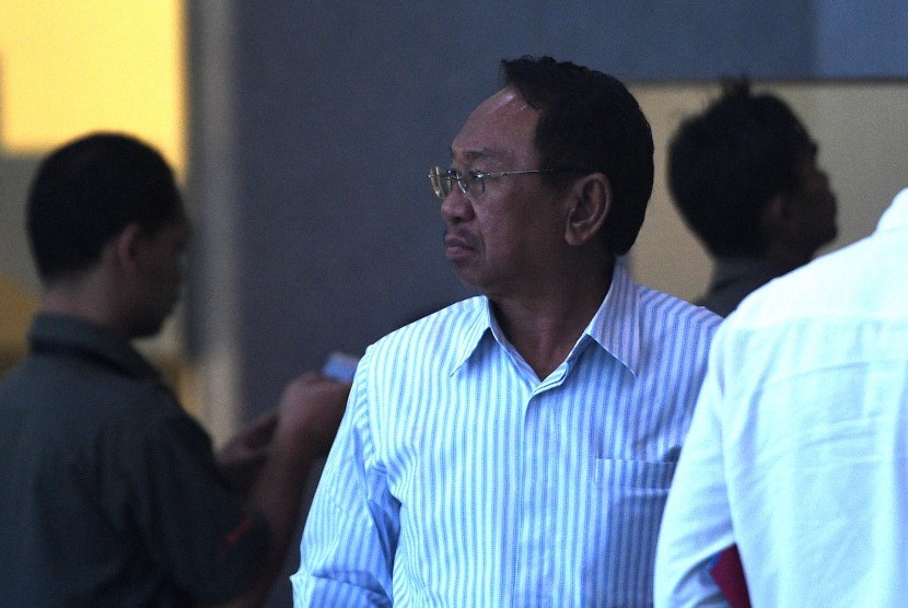 Tersangka eks Bupati Konawe Utara Aswad Sulaiman (tengah), bersiap meninggalkan gedung KPK usai diperiksa di Jakarta, Selasa (17/10/2022). 