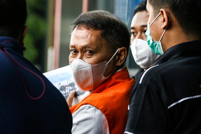 Tersangka mantan Direktur Utama PT Pelindo II (Persero) Richard Joost Lino menjawab pertanyaan wartawan usai menjalani pemeriksaan di gedung KPK, Jakarta, Senin (24/5/2021). RJ Lino menjalani pemeriksaan sebagai tersangka dalam kasus dugaan tindak pidana korupsi pengadaan tiga unit Quay Container Crane (QCC) di PT Pelindo II tahun 2010.