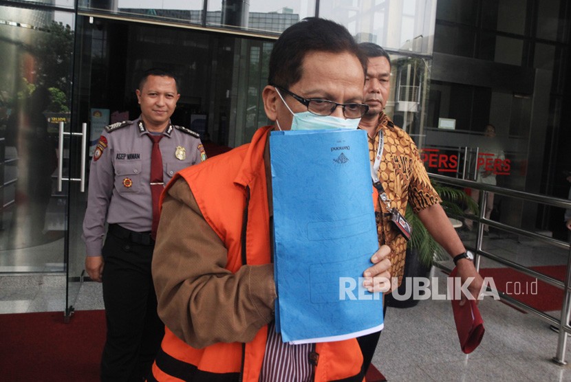 Tersangka mantan Kadis PUPR Kabupaten Mojokerto, Zaenal Abidin (tengah) berjalan meninggalkan gedung KPK usai menjalani pemeriksaan di Jakarta, Jumat (13/3/2020).(Antara/Reno Esnir)