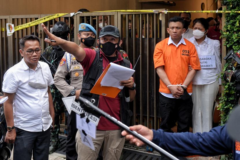 Tersangka mantan kadiv Propam Polri Ferdy Sambo mengenakan pakaian tahanan bersama istrinya Putri Chandrawathi saat mengikuti rekonstruksi di rumah dinas Ferdy Sambo di Kompleks Polri Duren Tiga, Jalan Duren Tiga Utara I, Jakarta Selatan, Selasa (30/8/2022).