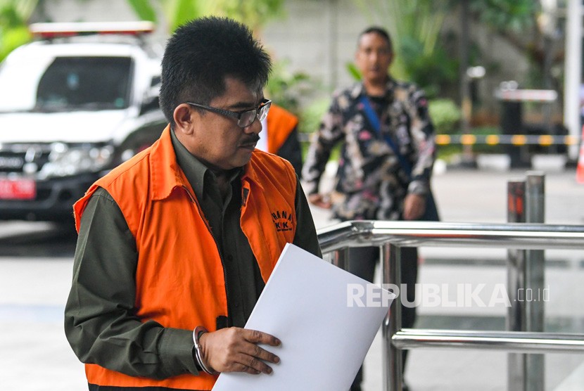 Tersangka mantan Kepala Kantor Pelayanan Pajak (KPP) Penanaman Modal Asing (PMA) 3 Kanwil Jakarta Khusus Yul Dirga berjalan memasuki ruangan untuk menjalani pemeriksaan di gedung KPK, Jakarta.