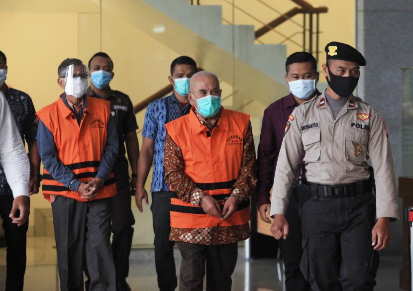 Tersangka mantan Walii kota Banjar Herman Sutrisno (tengah) dan dan Direktur CV. Prima Rahmat Wardi (kiri), mengenakan rompi tahanan KPK.