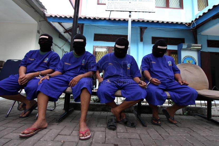 Tersangka  anggota sindikat narkotika yang berhasil ditangkap saat gelar barang bukti di halaman kantor BNN, Jakarta, Selasa (4/3). (Republika/Yasin Habibi)