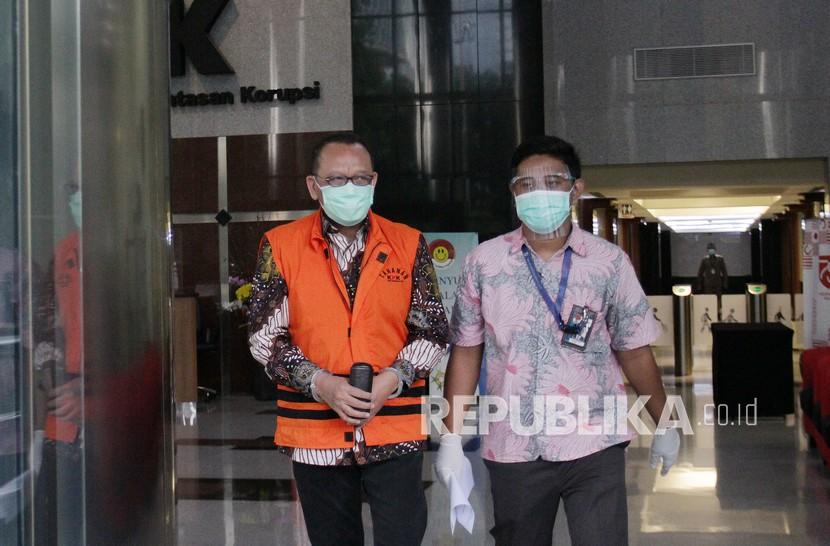 Tersangka Nurhadi (kiri) berjalan keluar usai menjalani pemeriksaan, di gedung KPK, Jakarta, Jakarta, Selasa (22/9/2020). Mantan Sekretaris Mahkamah Agung (MA) tersebut diperiksa untuk penyidikan dugaan penerimaan suap dan gratifikasi yang mencapai Rp.46 miliar dalam pengurusan perkara di MA.