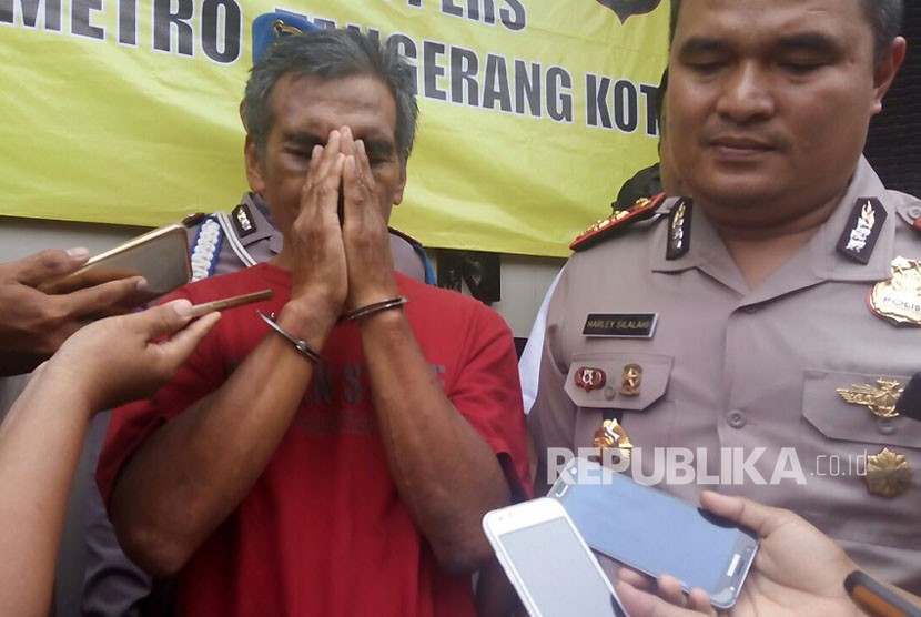 Tersangka pedofil Dachlan, dalam keterang pers dari Polsek Metro Kota Tangerang, Kamis (6/3). 