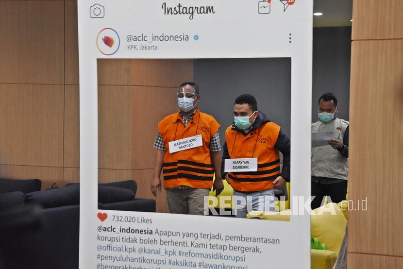 Tersangka Pejabat Pembuat Komitmen di Kementerian Sosial Matheus Joko Santoso (kiri) dan pihak swasta Harry Sidabuke (tengah) mengikuti rekonstruksi perkara dugaan korupsi pengadaan bantuan sosial (bansos) penanganan COVID-19 di Gedung KPK, Rasuna Said, Jakarta, Senin (1/2/2021). KPK menggelar rekonstruksi yang menghadirkan ketiga tersangka yakni Pejabat Pembuat Komitmen di Kementerian Sosial Adi Wahyono dan Matheus Joko Santoso serta pihak swasta Harry Sidabuke guna mengumpulkan bukti-bukti pendukung terkait dugaan korupsi bansos yang melibatkan mantan Menteri Sosial Juliari Batubara. 