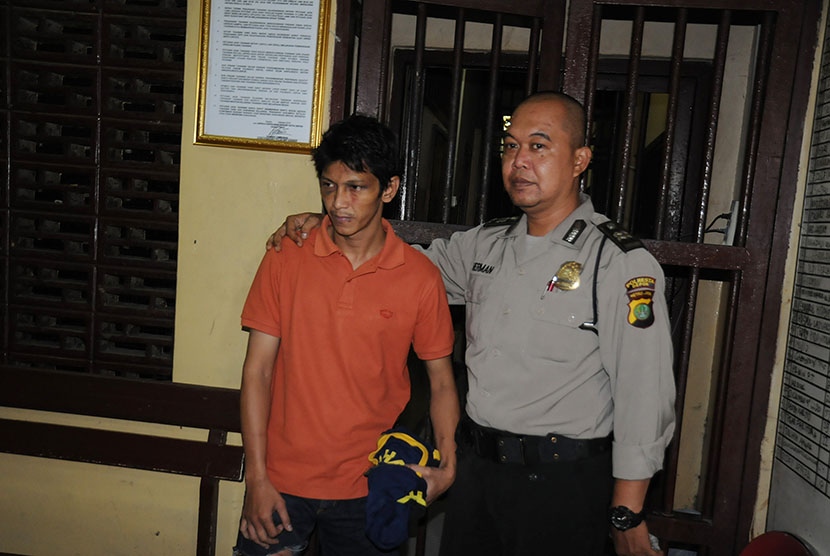 Tersangka pelaku penculikan dan pembunuhan murid SD J (7), Juniar Arifin alias Begeng (35) dibawa menuju ruang tahanan usai menjalani pemeriksaan di Mapolresta Depok, Jawa Barat, Rabu (10/2) malam. 