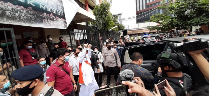 Tersangka pelanggaran protokol kesehatan (prokes) Habib Rizieq Shihab (HRS) saat dipindahkan ke rumah tahanan (Rutan) Bareskrim Polri, di Mapolda Metro Jaya, Jakarta Selatan (ilustrasi)