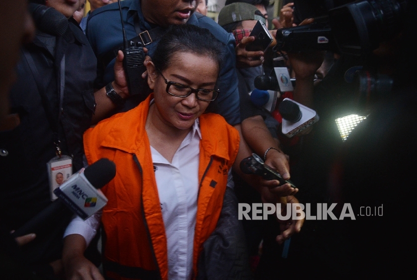  Tersangka pemberi keterangan palsu dalam sidang kasus dugaan korupsi pengadaan e-KTP tahun anggaran 2011-2012, Miryam S Haryani berjalan memasuki kendaraan tahanan seusai menjalani pemeriksaan di gedung KPK, Jakarta, Rabu (17/5). 