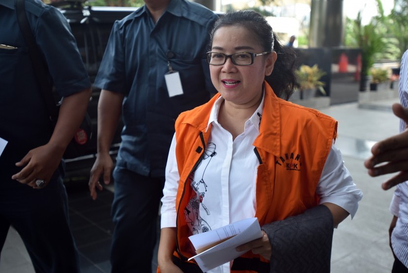 Tersangka pemberi keterangan palsu dalam sidang kasus dugaan korupsi pengadaan e-KTP tahun anggaran 2011-2012, Miryam S Haryani, tiba untuk menjalani pemeriksaan di gedung KPK, Jakarta, Rabu (17/5). 