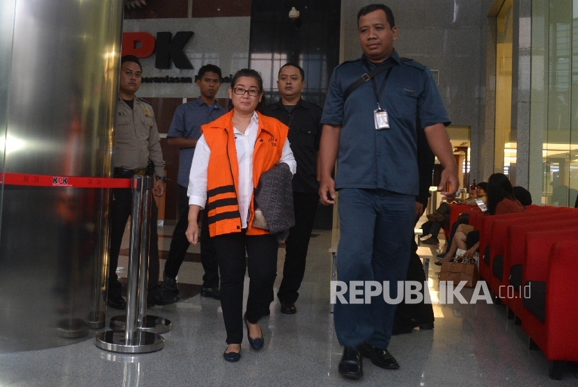 Tersangka pemberi keterangan palsu dalam sidang kasus dugaan korupsi pengadaan e-KTP tahun anggaran 2011-2012, Miryam S Haryani berjalan memasuki kendaraan tahanan seusai menjalani pemeriksaan di gedung KPK, Jakarta, Rabu (17/5). 