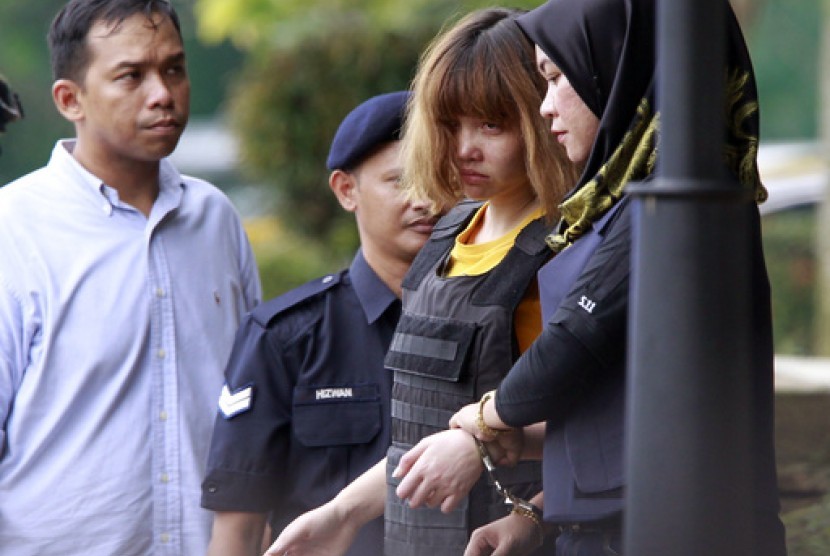 Tersangka pembunuh Kim Jong-nam asal Vietnam Doan Thi Huon (kedua dari kanan) saat keluar dari pengadilan Sepang di Sepang, Malaysia, Rabu (1/3). 