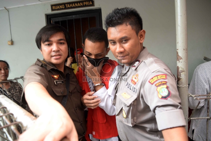  Tersangka pembunuhan Deudeuh Alfi Sahrin alias Tata Chubby, Muhammad Prio Santoso memasuki ruang sidang saat akan mengikuti sidang perdana di Pengadilan Negeri Jakarta Selatan pada hari ini, Senin (21/9).  (Republika/Yasin Habibi)