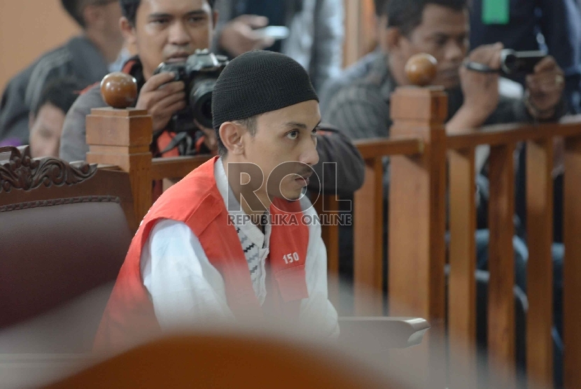 Tersangka pembunuhan Deudeuh Alfi Sahrin alias Tata Chubby, Muhammad Prio Santoso mengikuti sidang perdana di Pengadilan Negeri Jakarta Selatan pada hari ini, Senin (21/9).  (Republika/Yasin Habibi)