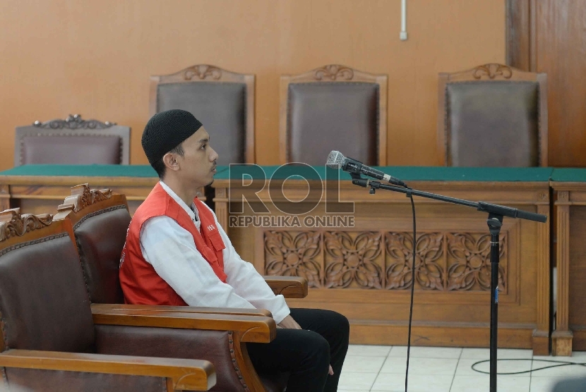 Tersangka pembunuhan Deudeuh Alfi Sahrin alias Tata Chubby, Muhammad Prio Santoso mengikuti sidang perdana di Pengadilan Negeri Jakarta Selatan pada hari ini, Senin (21/9).  (Republika/Yasin Habibi)