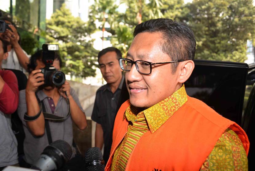 Tersangka pencucian uang terkait perkara korupsi proyek Hambalang, Anas Urbaningrum memenuhi panggilan KPK saat tiba di Gedung KPK, Jakarta,Rabu (7/5).