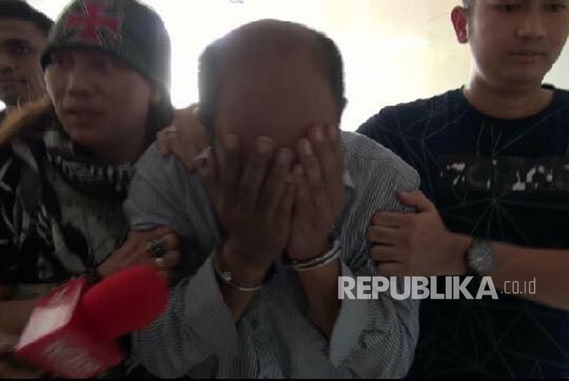 Tersangka penembakan dokter Letty, dokter Helmi saat tiba di Mapolda Metro Jaya, Jumat (10/11). 