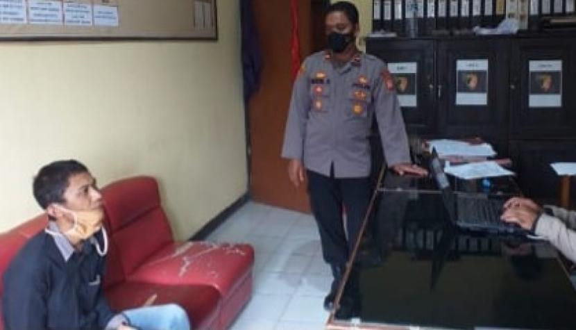 Tersangka penganiaya penyandang disabilitas tengah diperiksa polisi di Mapolsek Cimanggung, Sumedang.