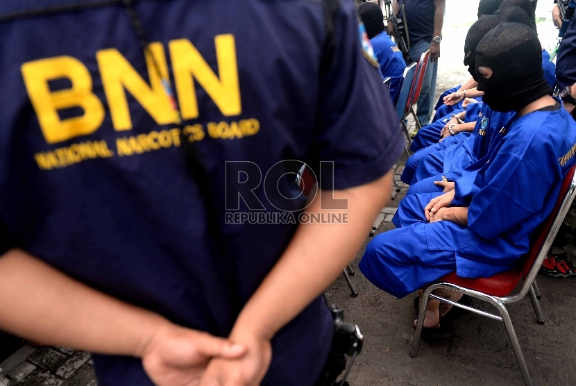 Tersangka pengedar diperlihatkan saat pemusnahan sabu di Kantor Badan Narkotika Nasional, Jakarta, Selasa (15/12). (Republika/Wihdan)