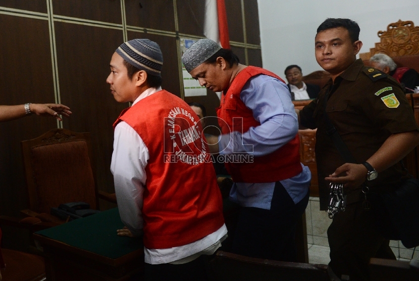 Tersangka pengedar narkotika Sudaryatno (tengah) keluar dari ruangan setelah menjalani sidang dengan agenda pembacaan vonis terhadap tersangka pengedar narkotika di PN Jakarta Selatan, Selasa (3/11).