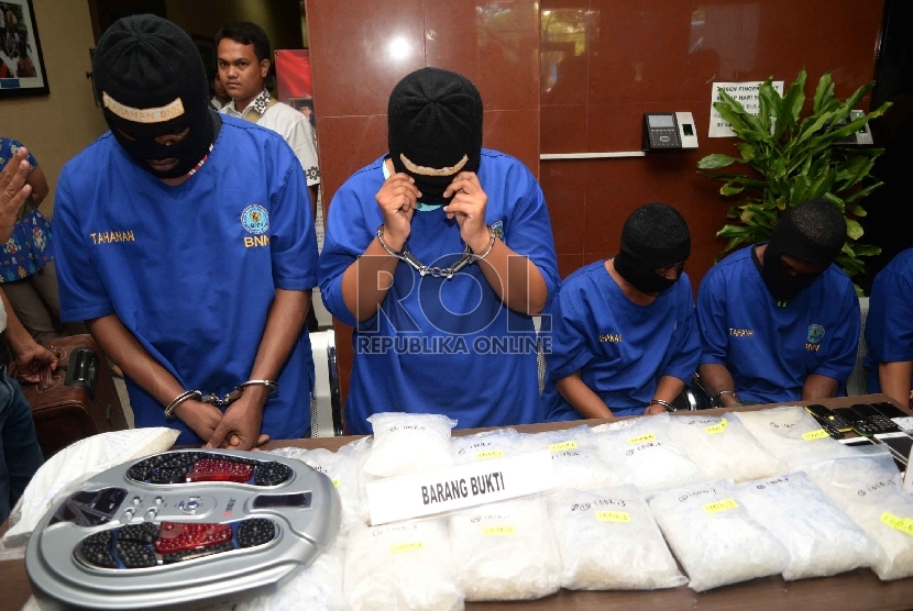 Tersangka pengedar sabu beserta barang bukti ditampilkan saat rilis narkotika di gedung BNN, Jakarta, Jum'at (12/6).(Republika/Yasin Habibi)