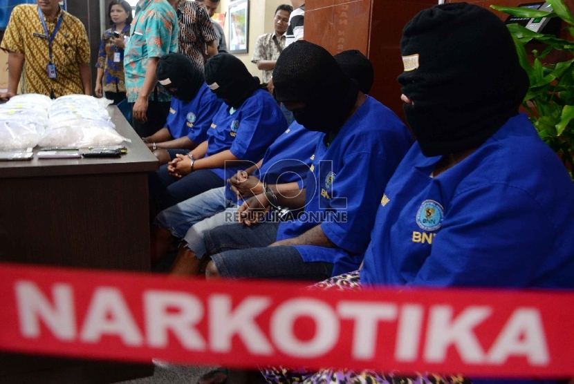 Tersangka pengedar sabu beserta barang bukti ditampilkan saat rilis narkotika di gedung BNN, Jakarta, Jum'at (12/6).(Republika/Yasin Habibi)