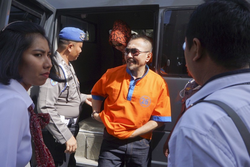 Tersangka penyalahgunaan narkotika, Gatot Brajamusti (kedua kanan) beserta istrinya Dewi Aminah (tengah) keluar dari mobil tahanan di kantor Kejari Mataram, NTB, Rabu (14/12). 