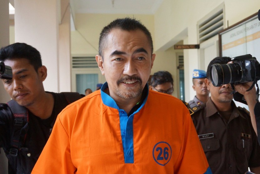 Tersangka penyalahgunaan narkotika yang juga mantan Ketua Persatuan Artis Film Indonesia (PARFI) Gatot Brajamusti (tengah) dikawal petugas saat penyerahan berkas di Kejari Mataram, Nusa Tenggara Barat, Rabu (14/12). 