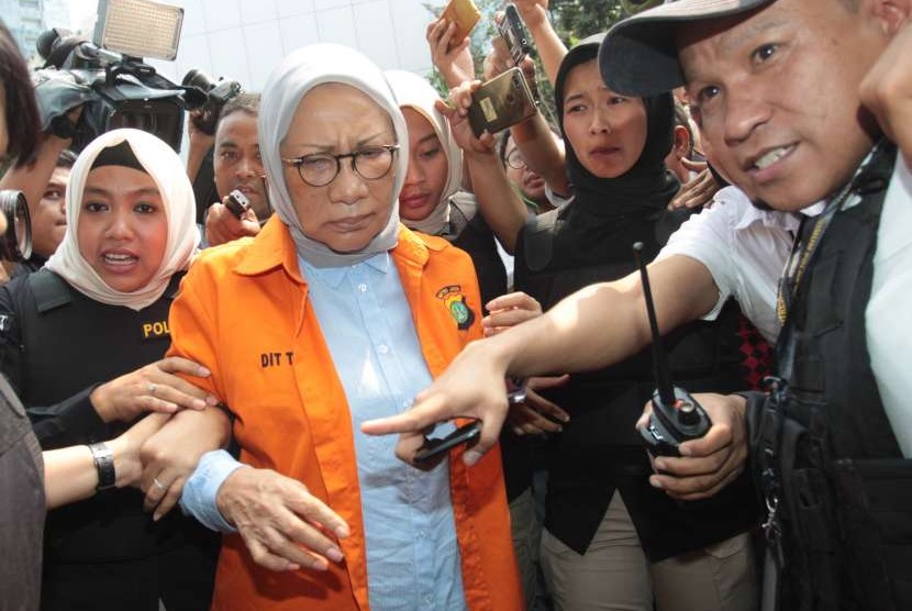Suspect on hoax case Ratna Sarumpaet (center) escorted by police officers after performing psychological test at Jakarta Metro Police headquarters prison, Jakarta, Wednesday (Oct 10).