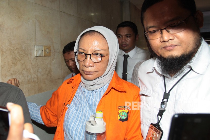 Suspect on hoax case Ratna Sarumpaet (left) 