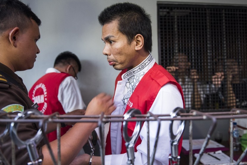 Tersangka penyedia jasa prostitusi artis Robbie Abbas (RA) bersiap menjalani sidang lanjutan di Pengadilan Negeri Jakarta Selatan, Jakarta, Selasa (22/9). 