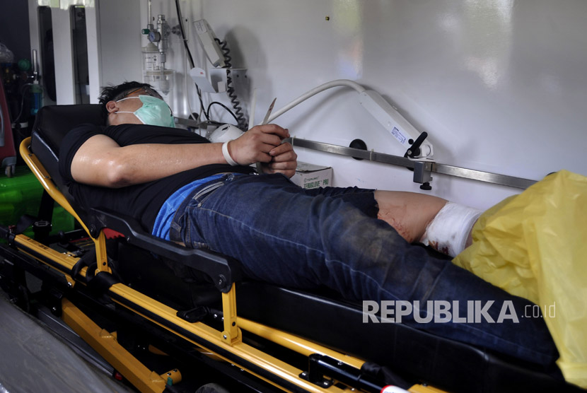 Tersangka penyelundup sabu sebanyak satu ton asal Taiwan Chen Wei Yuan berbaring di ambulan setelah dilumpuhkan polisi karena melawan saat disergap di Dermaga eks Hotel Mandalika, Anyer, Serang, Banten, Kamis (13/7).