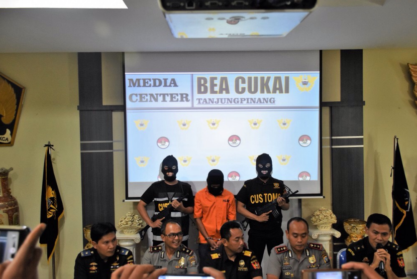 Tersangka penyelundup sabu yang diamankan Bea Cukai Tanjungpinang