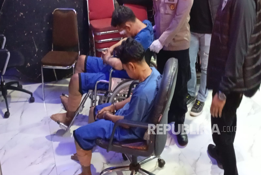 Tersangka R (35 tahun) dan P (29 tahun) dua pembunuh satu keluarga berjumlah lima orang di Jalan Siliwangi nomor 52, Kelurahan Paoman, Kabupaten Indramayu yang ditemukan pada Senin (1/9/2025) lalu.