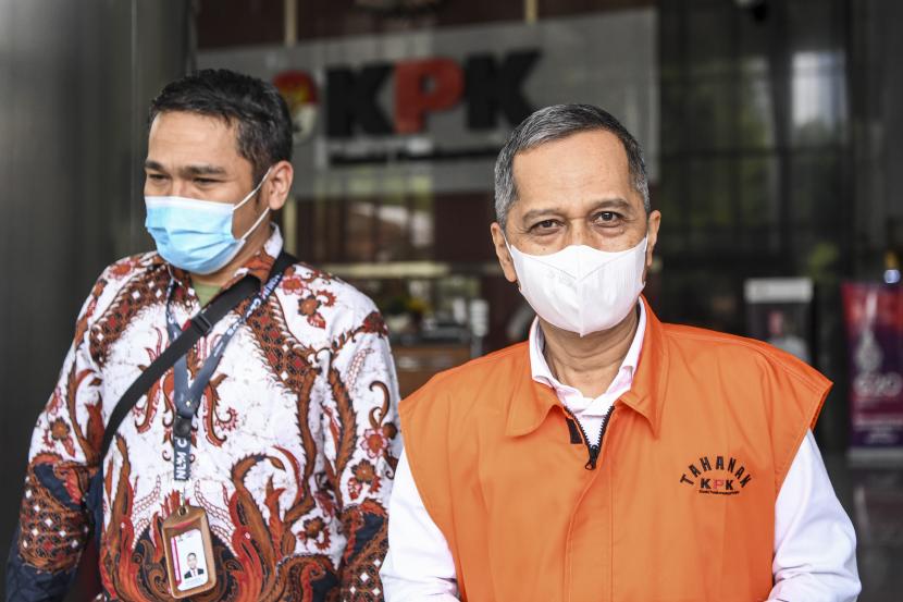 Tersangka Rektor nonaktif Universitas Lampung (Unila) Karomani (kanan). Karomani saat ini sudah berstatus terdakwa dan menjalani persidangan di PN Tipikor, Tanjungkarang, Lampung. (ilustrasi)