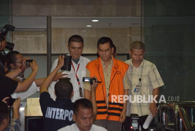  Tersangka suap anggota DPRD DKI M Sanusi meninggalkan Gedung Komisi Pemberantasan Korupsi (KPK) usai menjalani pemeriksaan perdananya di Jakarta, Selasa (5/4) malam. (Republika/Rakhmawaty La'lang)