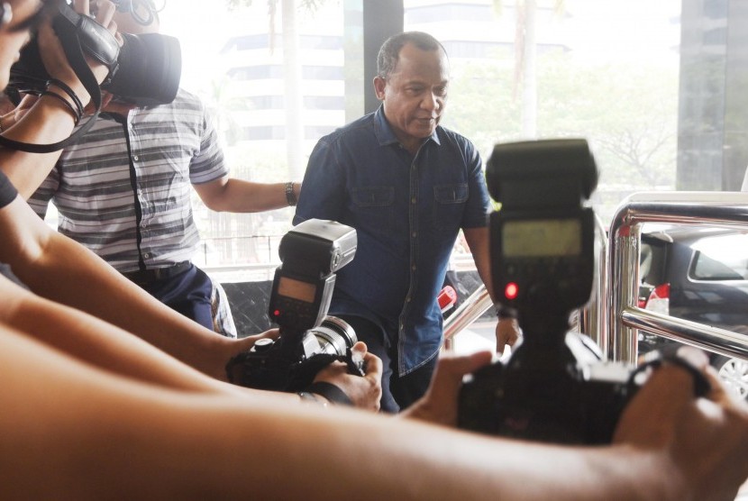 Tersangka suap dalam sengketa PIlkada Morotai Rusli Sibua digiring oleh penyidik menuju Gedung KPK untuk diperiksa di Jakarta, Rabu (8/7). 