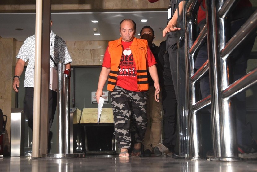 Tersangka suap di Mahkamah Agung Andri Tristianto Sutrisna meninggalkan Gedung KPK usai menjalani pemeriksaan di Jakarta, Minggu (14/2). 