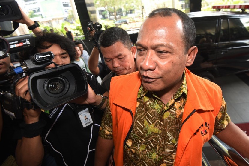 Tersangka suap sengketa PIlkada Morotai Rusli Sibua memasuki Gedung KPK untuk diperiksa di Jakarta, Senin (27/7). 
