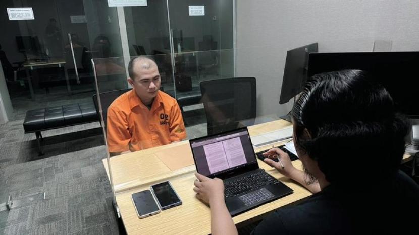 Tersangka ujaran kebencian AB (30 tahun) diringkus Direktorat Tindak Pidana Siber Bareskrim Polri di Kebon Jeruk, Jakarta Barat pada Sabtu (30/12/2023) pukul 21.30 WIB. 