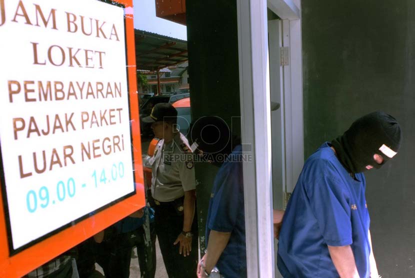 Tersangka WNA asal Iran di dampingi oleh petugas Bea dan Cukai saat melakukan transaksi pada rekonstruksi transaksi dan pengiriman barang baku pembuatan sabu di Kantor Pos Pasar Baru, Jakarta Pusat. (Ilustrasi)