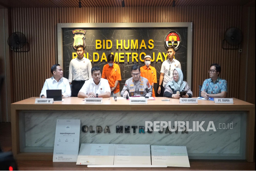 Tersangka yang diduga melakukan penipuan dengan mengatasnamakan TASPEN berhasil diamankan oleh pihak berwajib di Jakarta pada Kamis (5/6/2025)
