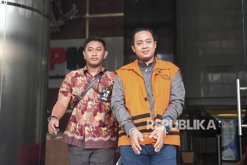 Tersangka yang merupakan Asisten Pribadi Mantan Menpora Imam Nahrawi, Miftahul Ulum (kanan) berjalan meninggalkan gedung KPK usai diperiksa di gedung KPK Jakarta. 