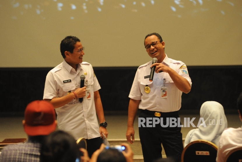 Tertawa. Gubernur DKI Anies Baswedan dan Wakil Gubernur DKI Sandiaga Uno tertawa saat bercanda di hadapan jurnalis dalam acara Coffe Morning bersama Jurnalis di Balai Agung, Balaikota DKI Jakarta, Jakarta, Rabu (25/10).