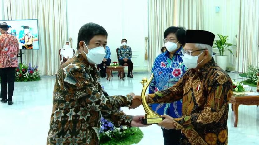 Tampak Dirut Pertamina Patra Niaga, Alfian Nasution ketika menerima PROPER Emas dari Wapres Ma'ruf Amin. Kamis (29/12/2022)