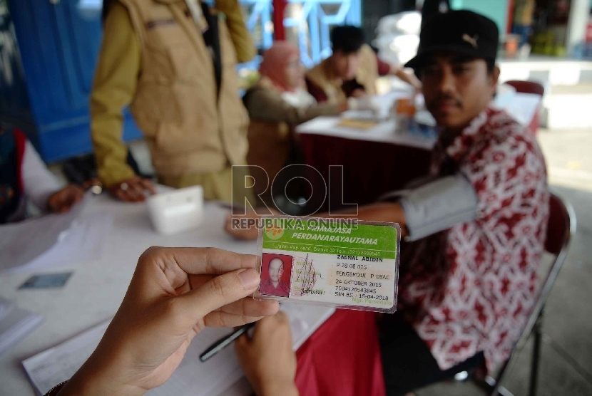 Tes Kesehatan Sopir Bus: Petugas Dinas Kesehatan memeriksa kesehatan para sopir bus di Terminal Kampung Rambutan, Jakarta, Rabu (8/7). (Republika/Yasin Habibi)