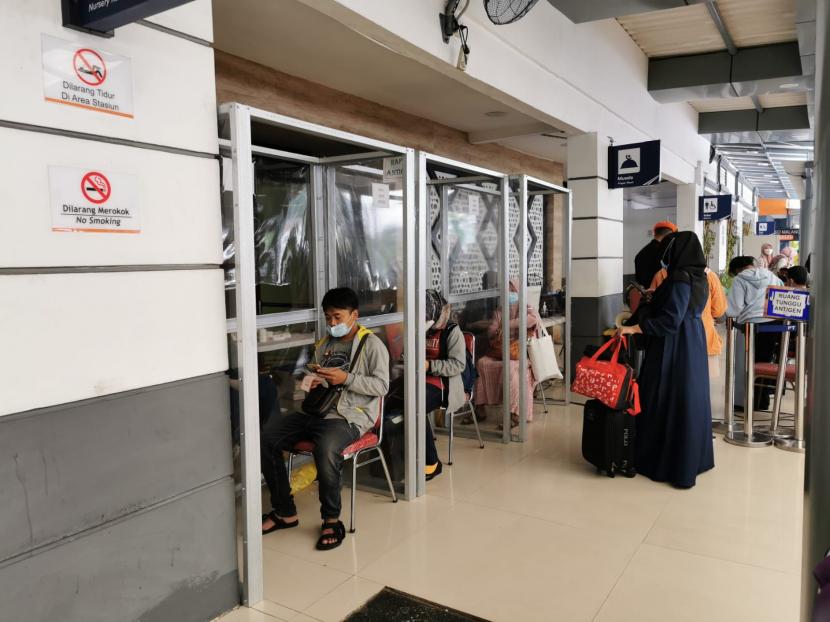 Tes Rapid Antigen di Stasiun Gambir, Pasar Senen, Bekasi, Cikampek, dan Karawang turun harga menjadi Rp 45 ribu. Kamis (23/9). 